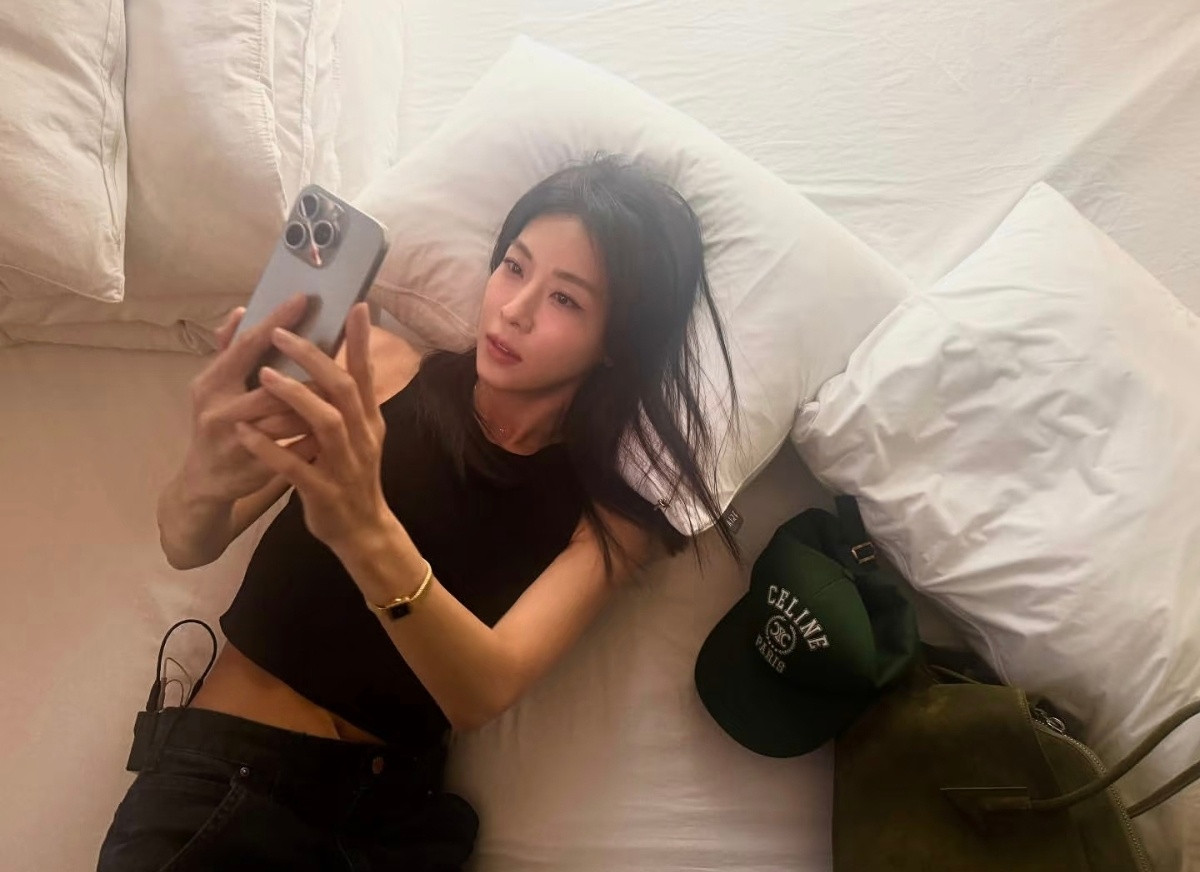 河智苑ins更新，47了，这个状态好绝！​​​