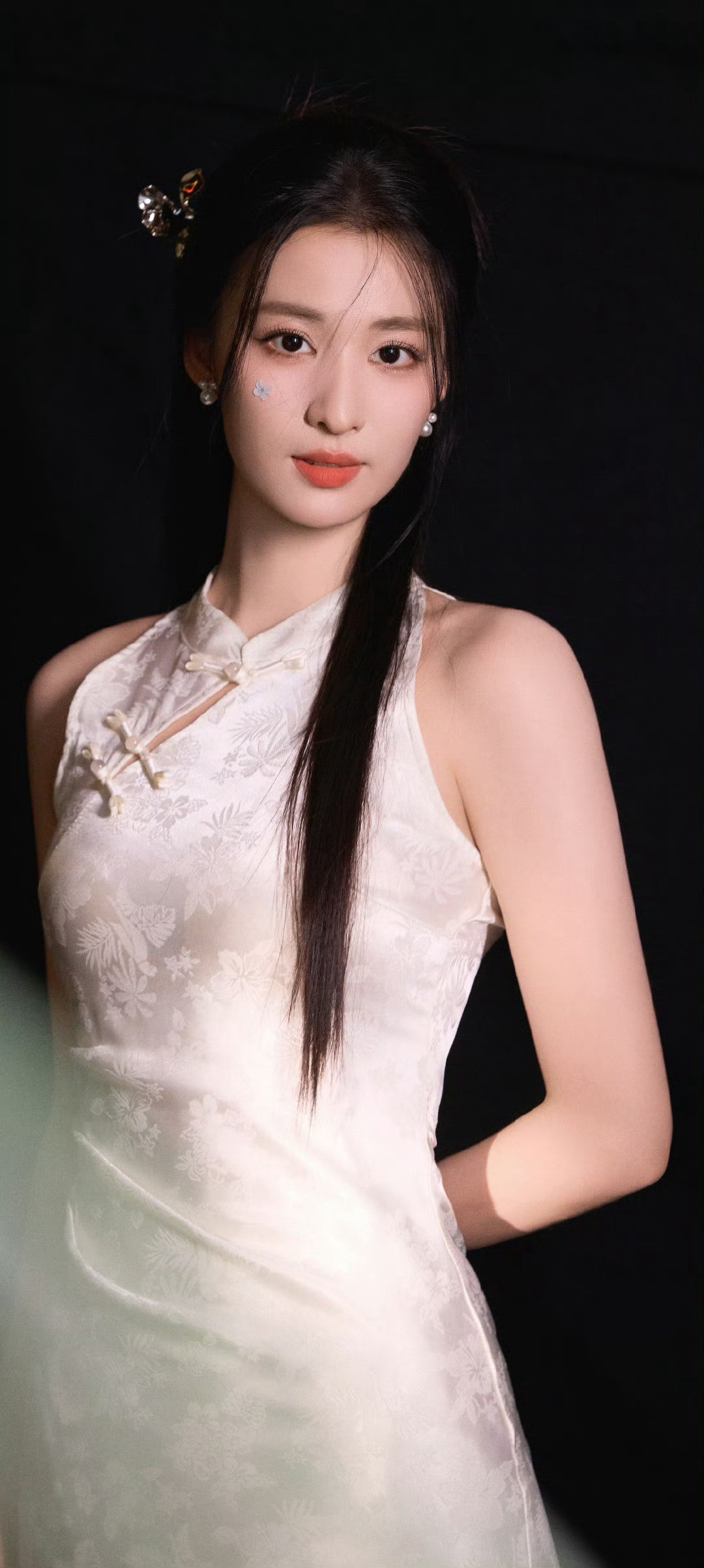 王楚然|新中式挂脖白旗袍，温婉勾勒东方骨相