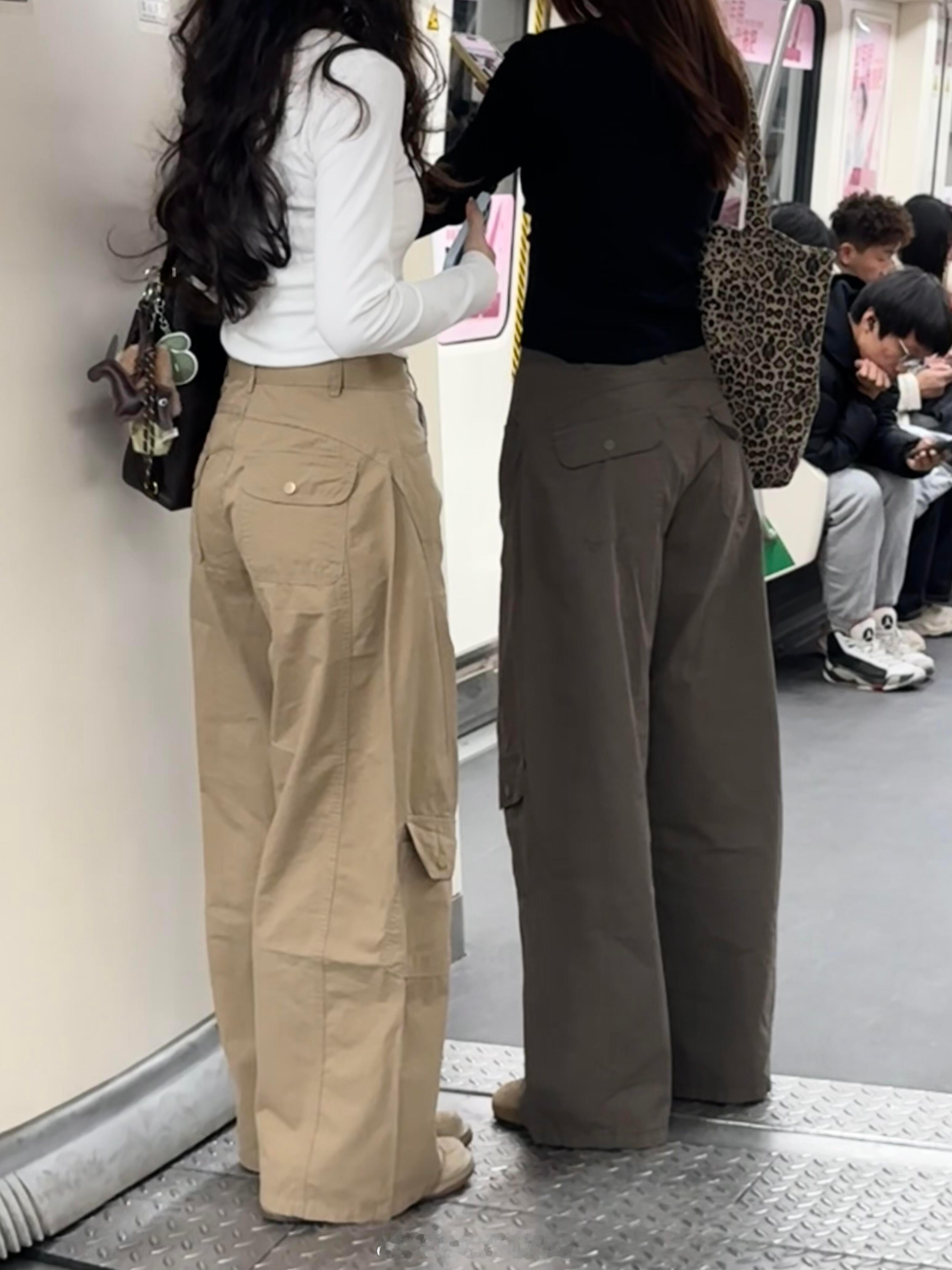 卧槽！在地铁站碰到了我的人生工装裤！！跪求！哪里能买到这种版型的工装裤啊！！感觉