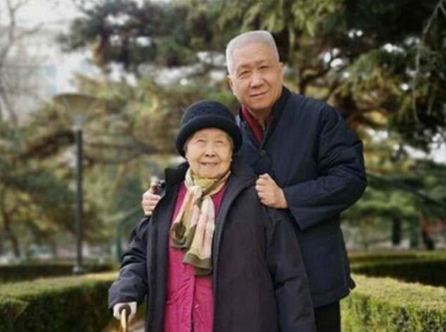 一次，主持人问马未都：“你身价至少100亿，你的母亲肯定为你感到骄傲自豪。”马未