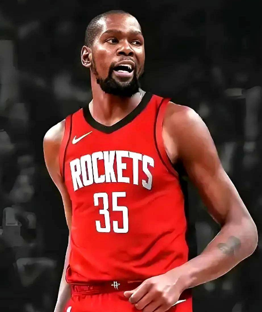 杜兰特遭受的伤病是髌腱深度挫伤。而深度挫伤，意味着膝盖周围出现了大面积淤血，膝关