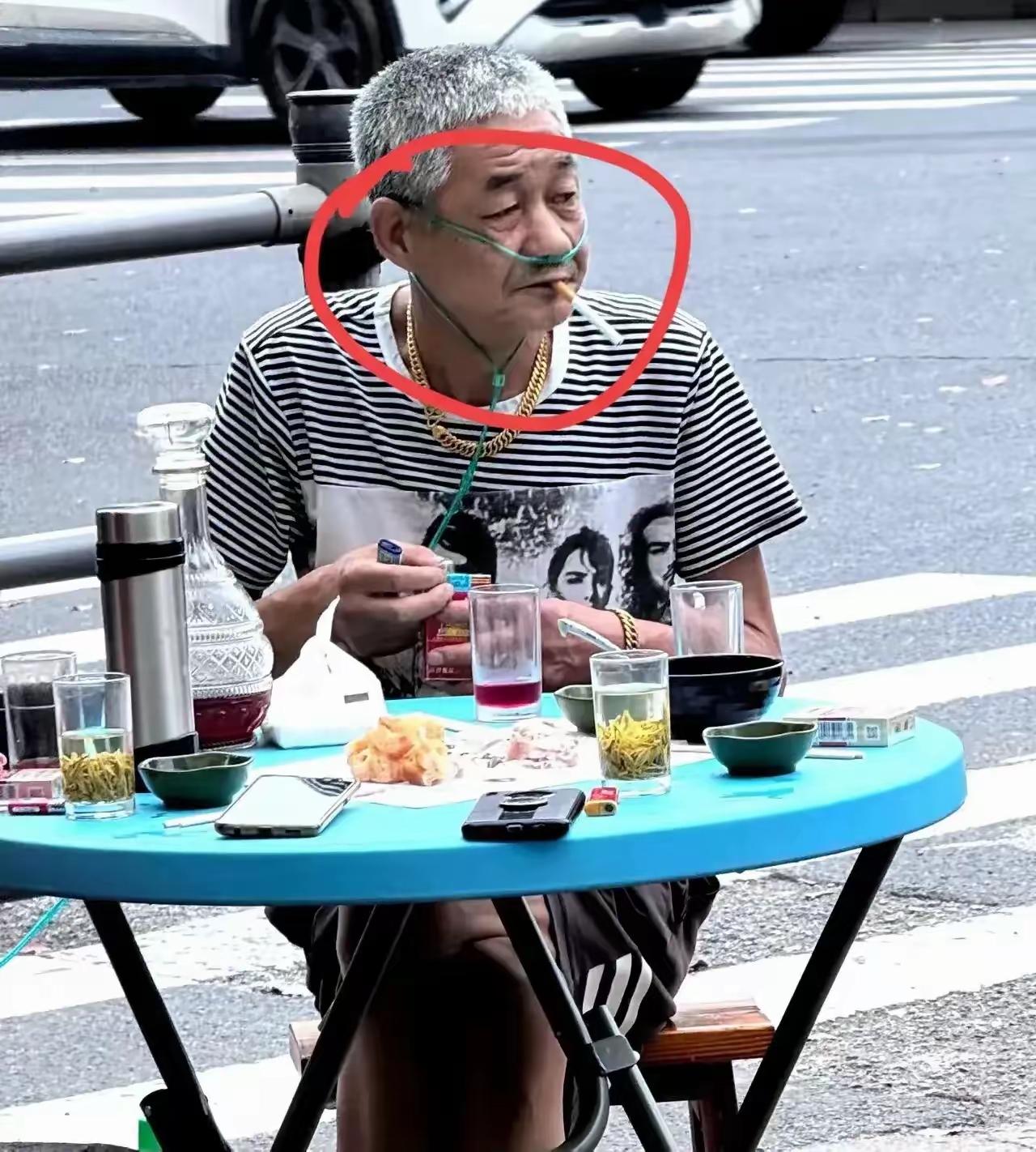 昨天在一个饭店吃饭，大厅不小，有十多桌。别的桌吃饭的人都非常安静，就有一桌两个