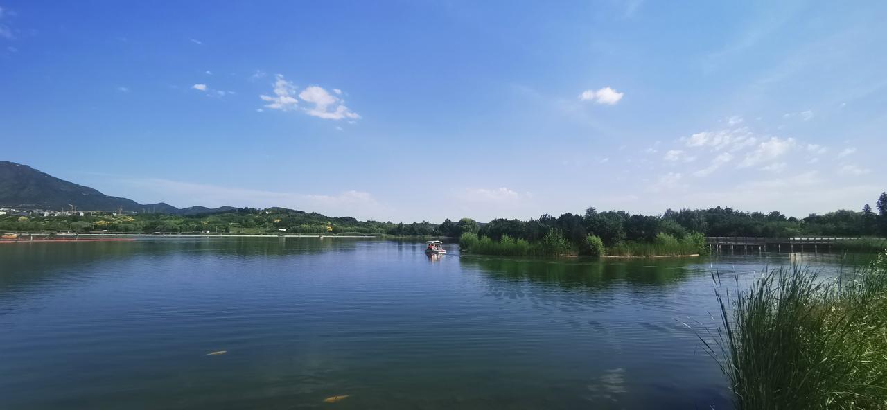 龙泉湖盛景！夏日的龙泉湖湿地公园，好一派壮丽景色，湖光山色，风景宜人。今天的国际