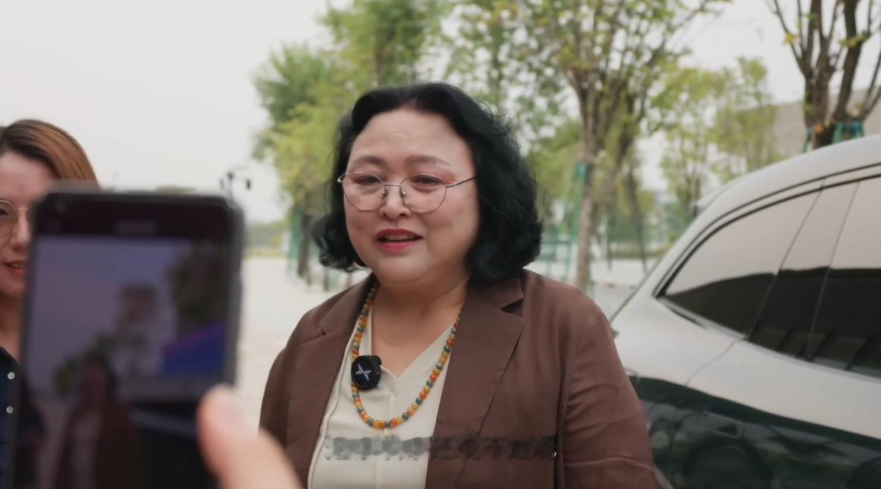 此前，在在小鹏G9L发布会后的群访中环节，何小鹏称做小鹏G9L时和王凤英常吵架，