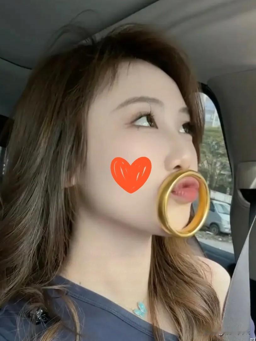 心碎了今天陪老婆挑金镯子的时候，我被眼前的金价给吓倒了，今天的金价已经是失控了