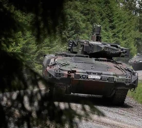 柏林郊外的军工车间里，“美洲狮-2”联合装甲车正式下线——3月25
