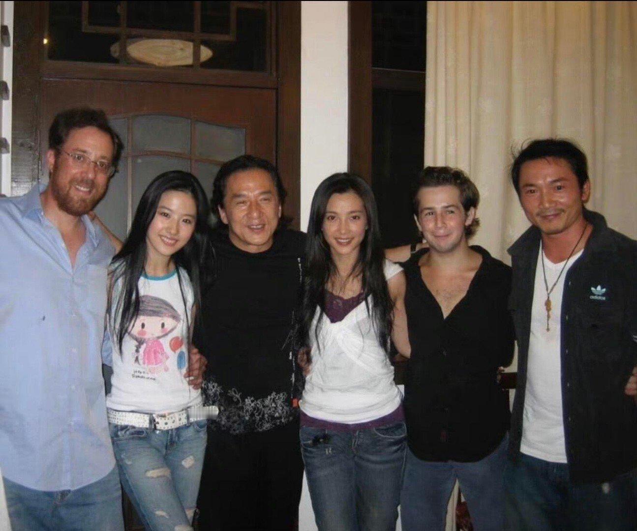 当年的成龙大哥，还有着一头乌黑的头发一张18年前的旧照，成龙大哥领衔主演的一部好