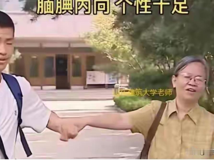 韦东奕妈妈罕见露面！60岁高校讲师，一身书卷气尽显温柔底蕴当这位60岁的高校