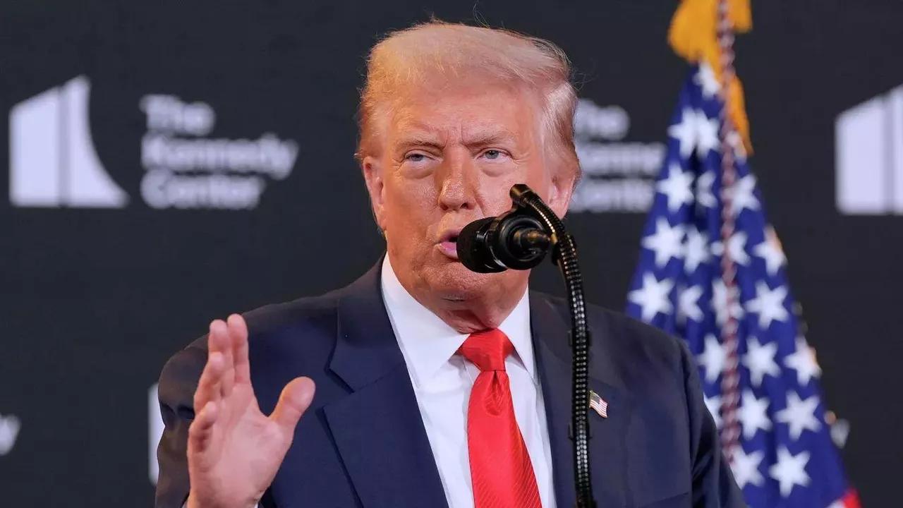 全球都在盯着特朗普访华，他突然给普京扔出一颗重磅炸弹！2026年5月13日，