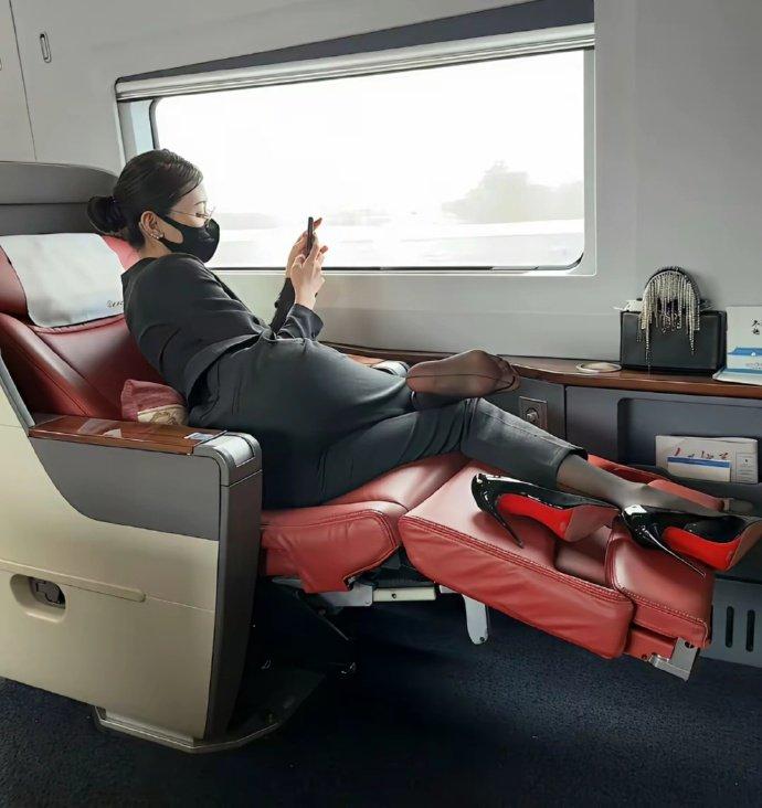 月薪3万的闺蜜教我：高铁商务座买的不只是座位，是这3个隐形价值👇昨天出差，第