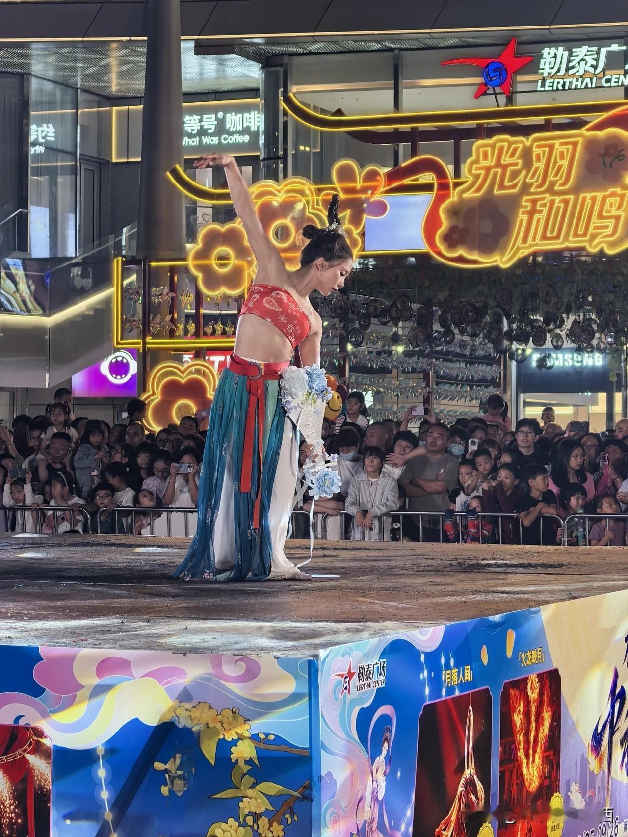 【石家庄勒泰中秋夜，空中表演太震撼✨】中秋夜晚，来到石家庄桥西区勒泰广场，刚好