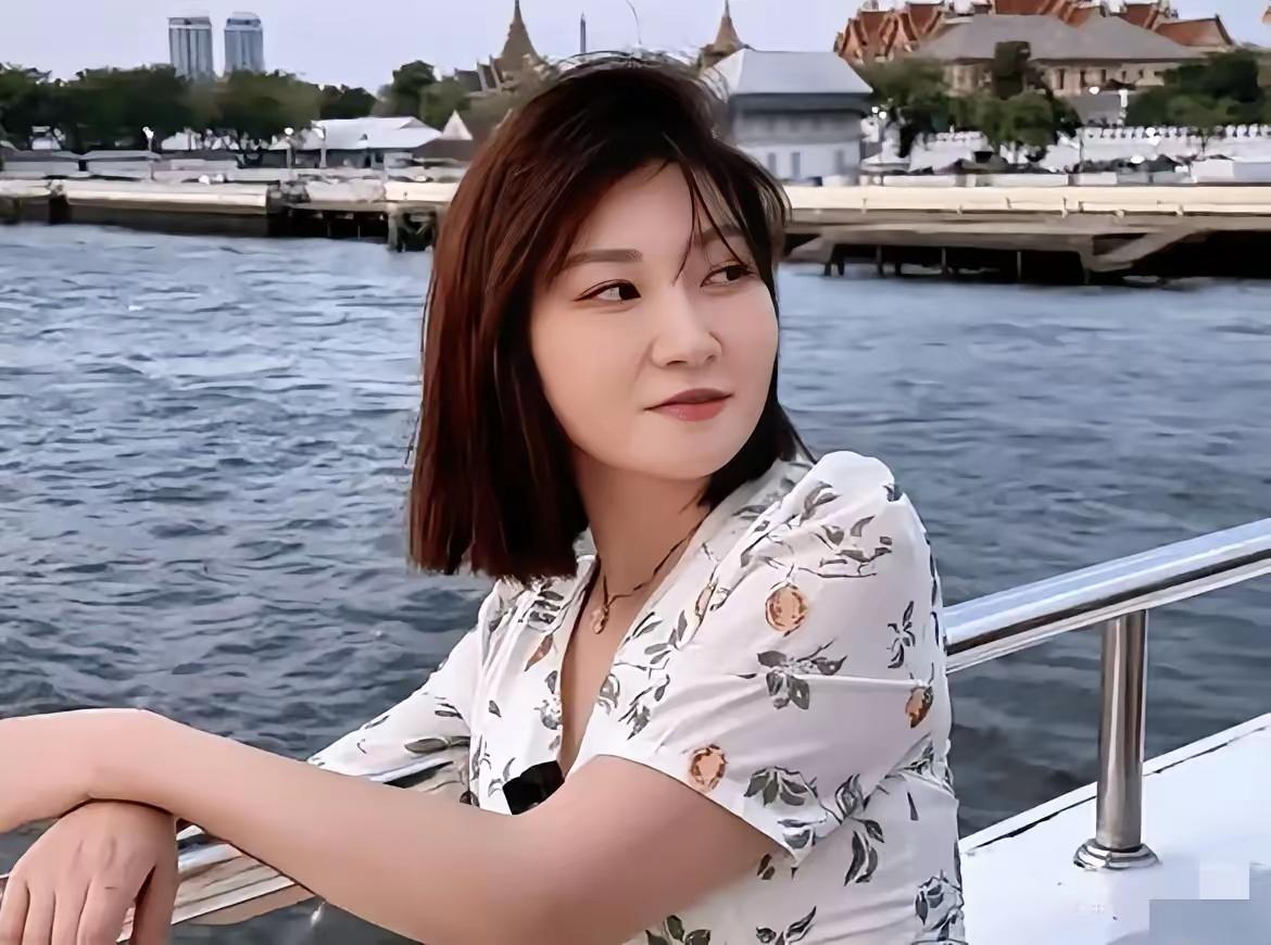 王暖暖又上热搜了。有人骂她临走了还要咬公司一口。也有人替她惋惜：下个月合同就