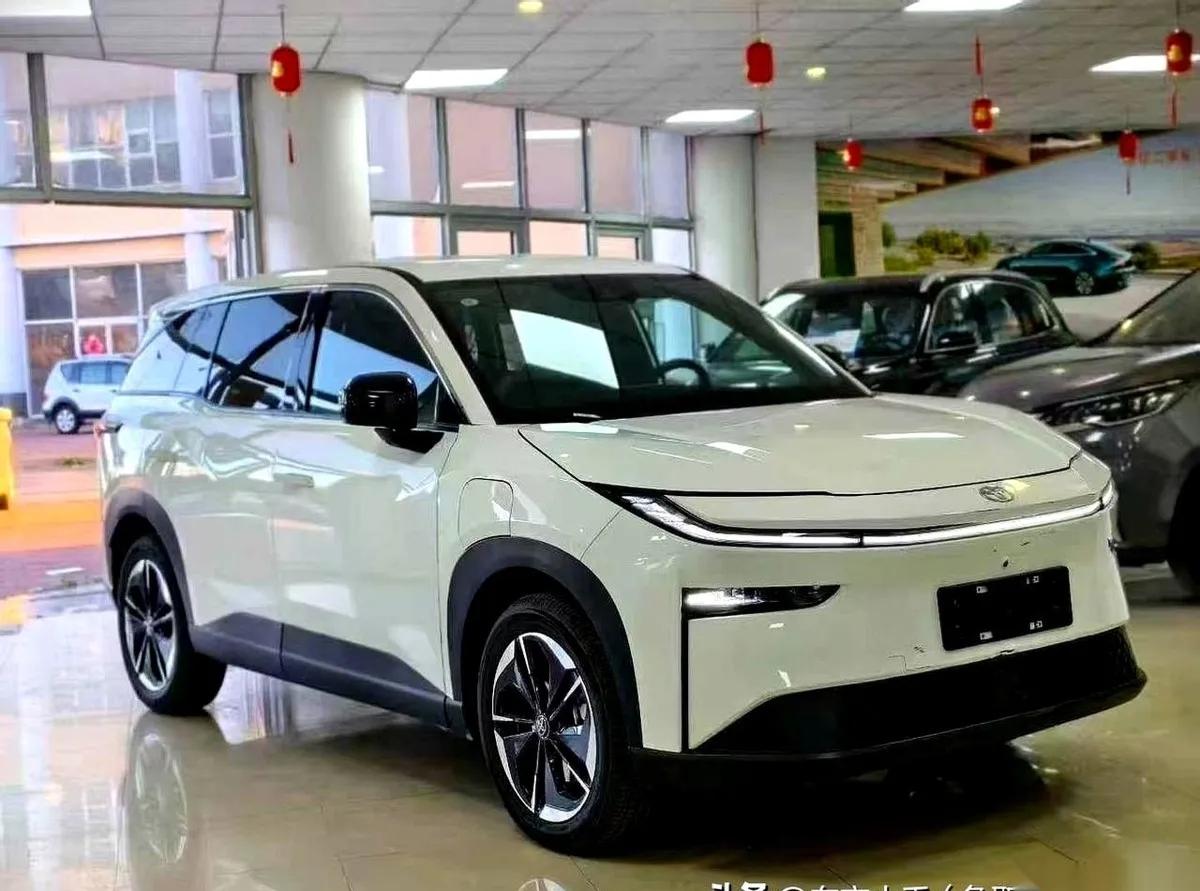 7月1号起，所有新出厂的电动车，都得遵守一条“没人性”的新规矩。电池包被钢球