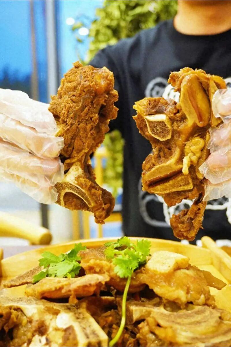 湖北店主万斤猪骨卤制冒充牛骨售卖18万，获刑9个月罚金十万湖北红安一