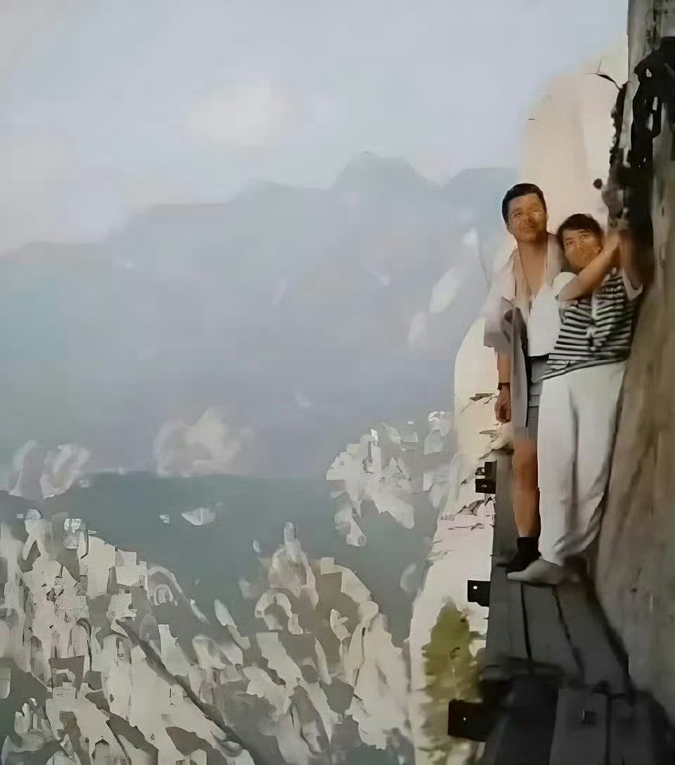 三十年前的华山就是这样爬的那时候的人胆子真的太大了