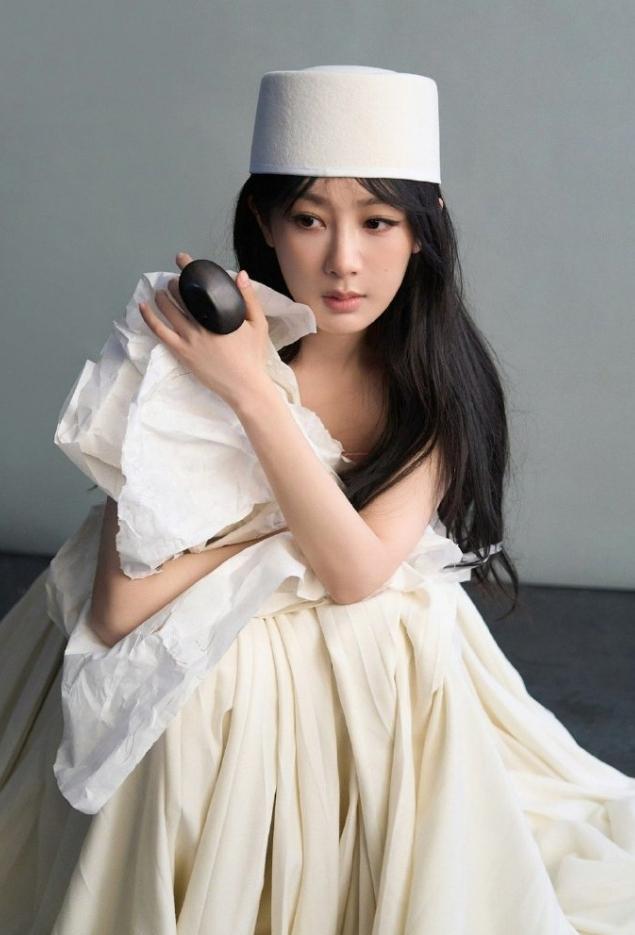 杨紫说2025最开心的一件事是提名白玉兰杨紫新杂志《Glass》采访，她说20