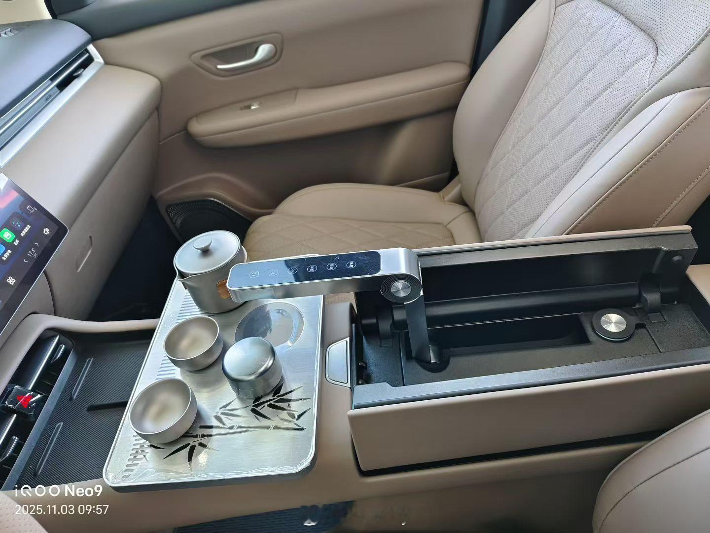 蓝电这个车搞得太高级了，茶台，火锅，大床一应俱全，居家旅行户外出游开这车可太棒了