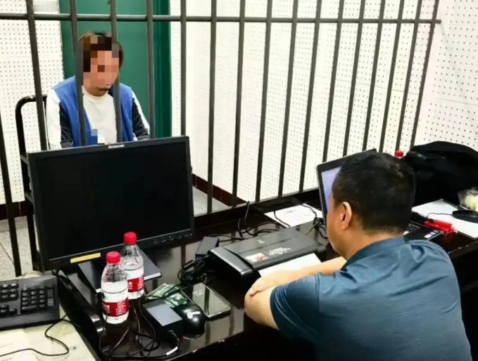 5月16日，成都警方在某城中村出租屋抓获诈骗嫌疑人刘某时，眼前的场景让人唏嘘：诈