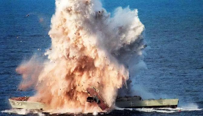 美军开炮了！阿曼湾，一艘从中国返航伊朗的货轮，被美军驱逐舰一炮轰穿船舱，海军陆战