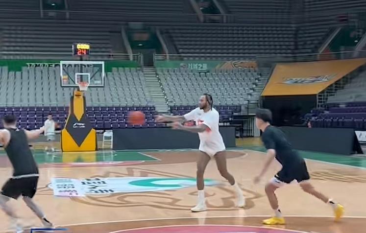 莫兰德真搞笑，这训练中穿的什么短裤啊？怎么像婴儿穿的尿不湿呢[笑着哭]辽宁男篮正