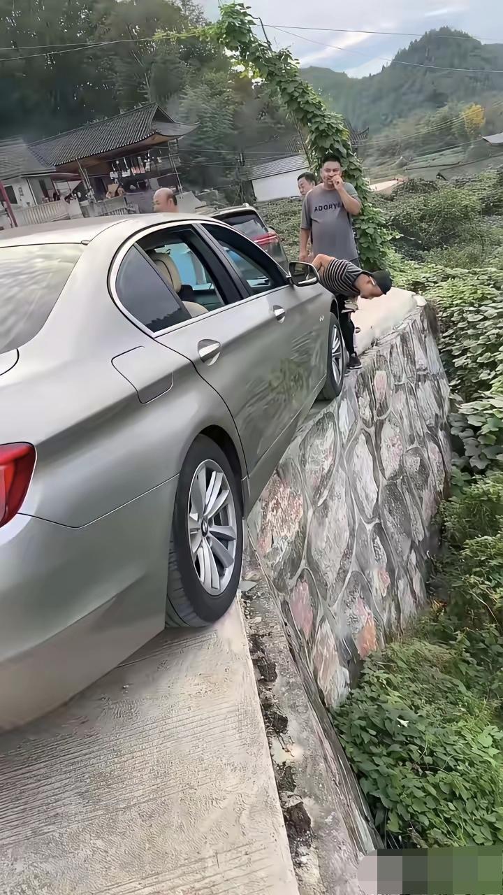 这前进不行后退不行，怎么搞[笑着哭]