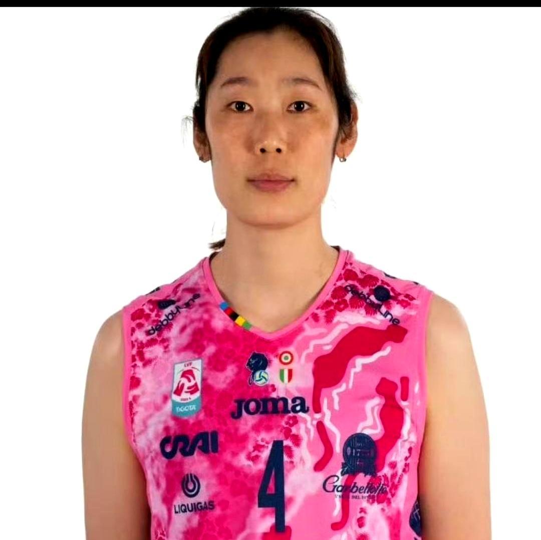 科内先动手，加比锁到2029，哈克也续一年，阵容稳得吓人。可朱婷合同只剩半年，媒