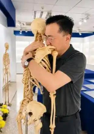 再拥恩师，已成标本！这是令人动容的一抱，在医学院解剖陈列室，北京儿童医院肿瘤外科