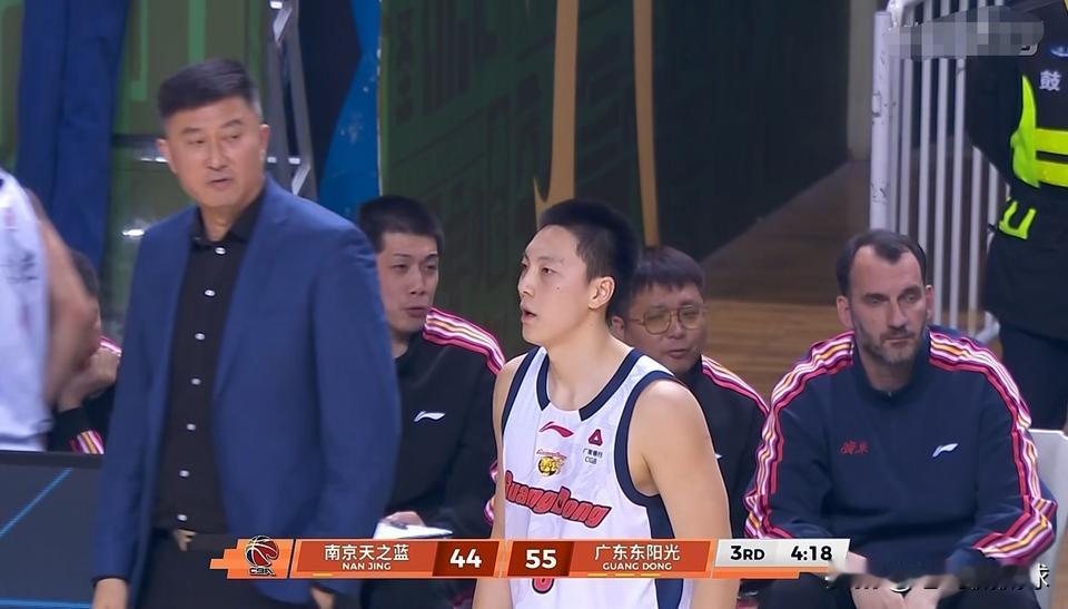 广东东阳光球星胡明轩终于支棱起来了！在今天广东东阳光客场以87：71力克南京天之