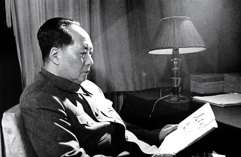 1950年，70岁老太婆被判死刑，周恩来闻讯求情，毛主席：必须枪决 1881