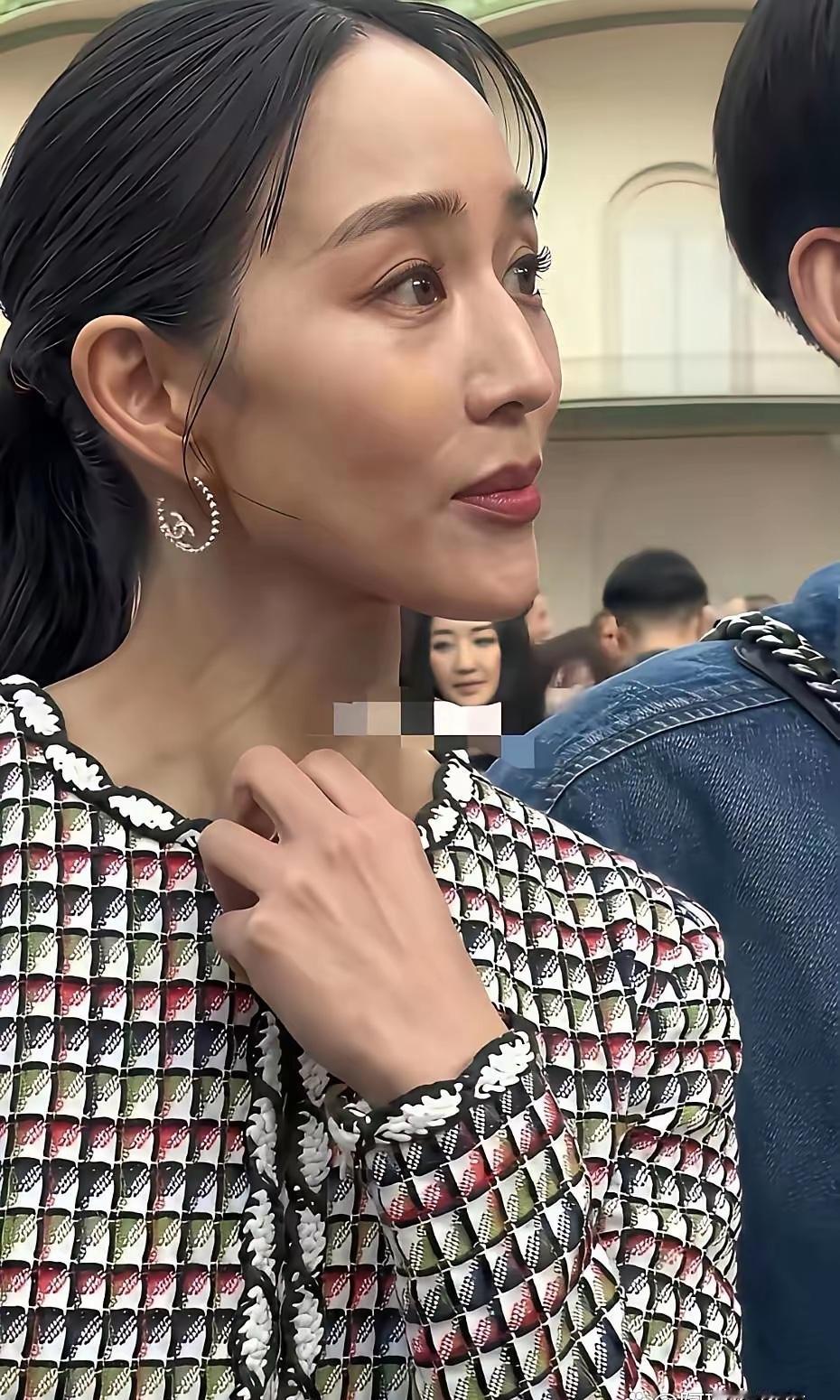 其实女人要胖一点好，她一直以来就偏瘦，但长的还可以，绝对是个善良的女人，并且学历