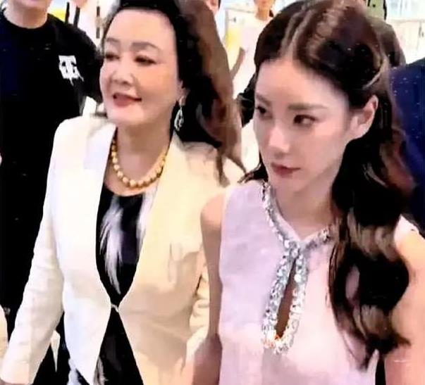 最近发生了一件事，马晓梅前夫攻击张兰。起因是马晓梅和前夫闹矛盾，持续发酵。张兰转