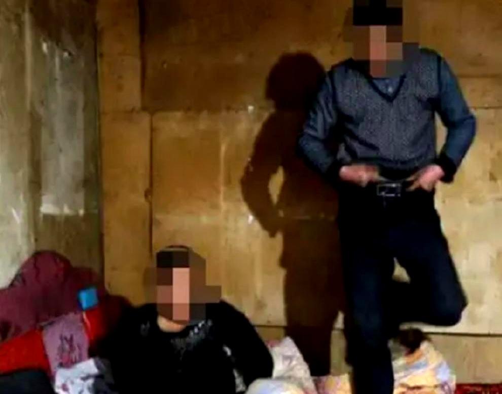 57岁邓某本来是约了个500元的见面，结果人还没到酒店，半路却把女技师李某拽进了