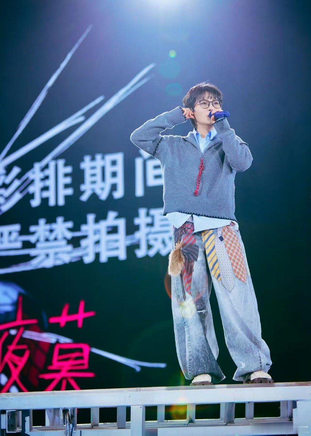 周深说我们又在深圳见面了深圳这场是我的第一次！内场氛围超级好，周深一开口我就忍