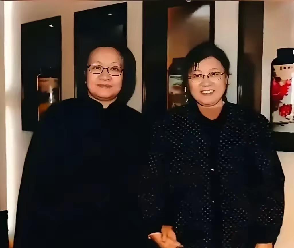 这是李讷和谢静宜手牵手的真实样貌，都看看吧，这可不是演员扮演的。李讷，毛主席最