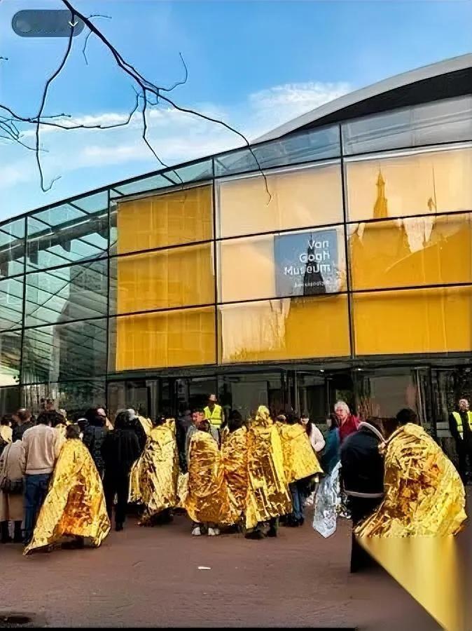 留学英国的朋友去梵高博物馆刚对着《向日葵》拍了张照整个阿姆斯特丹——突然