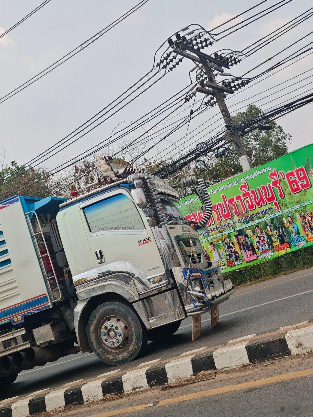 泰国这个大货车改装有点意思啊，车头全是灯，这要是全亮起来照出去还得了，天亮了