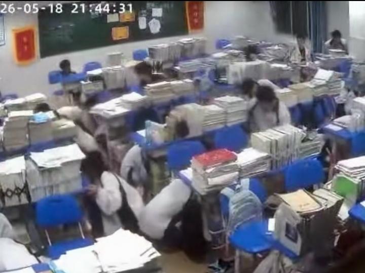 柳州接连两次5.2级地震，教室监控画面曝光太揪心！屏幕里吊扇灯光疯狂摇晃，墙体阵