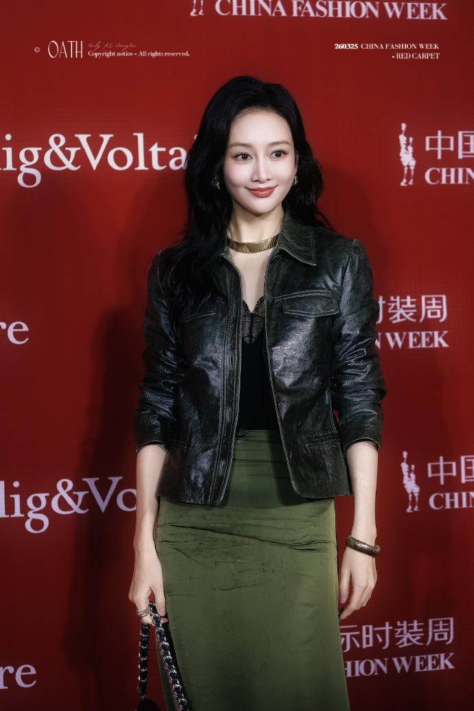 最近王鸥在北京出席时尚活动，她这次走潮流时尚路线，看起来年轻又潇洒。王鸥里面