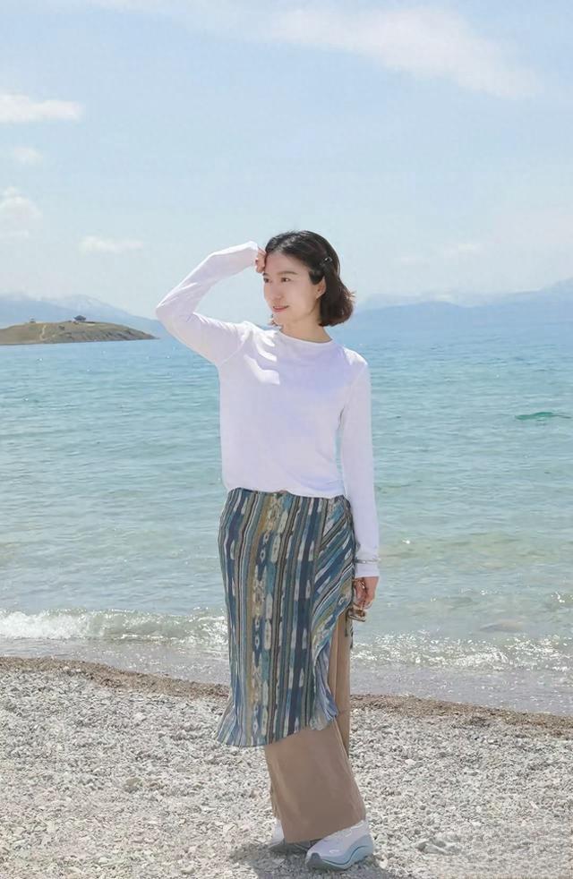 50岁翁帆畅游新疆，状态惊艳宛如少女翁帆本身学识出众，如今在清华担任讲师，
