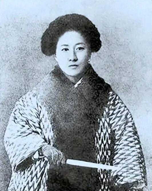 1907年7月15日，秋瑾在绍兴被清军残忍杀害，处刑方式是对待男犯的砍头，没人敢
