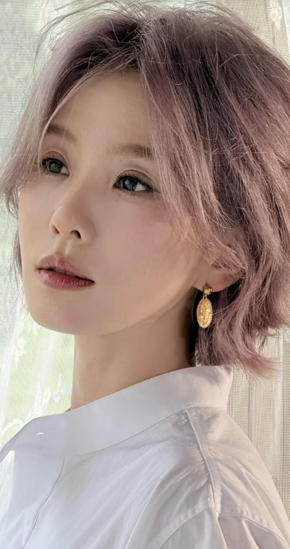 7月11日，刘诗诗现身云南丽江，竟然染了奶奶灰，怼脸拍神情有些落寞，远看像老奶奶