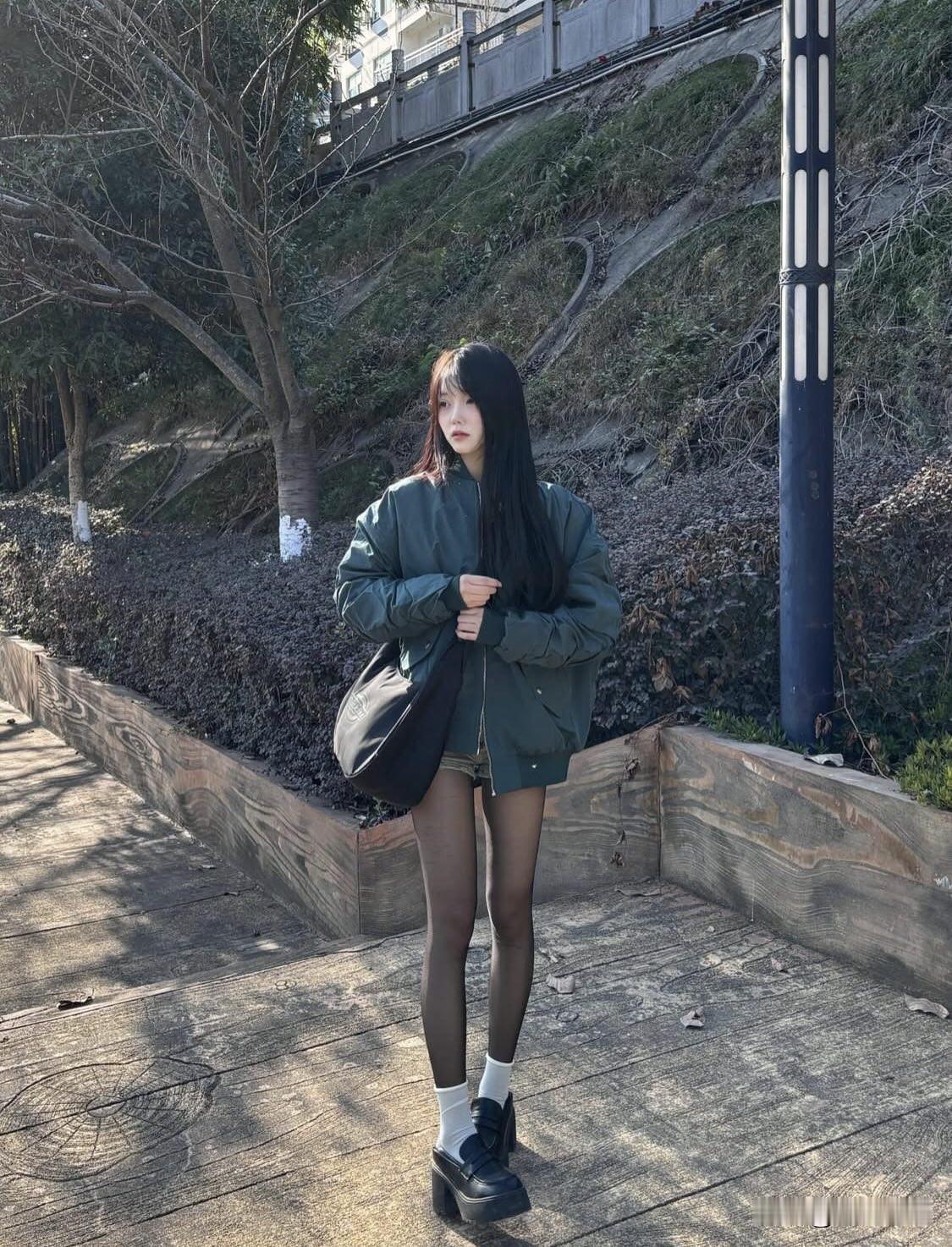 秋日穿搭指南：绿夹克+短裙，时尚又保暖！