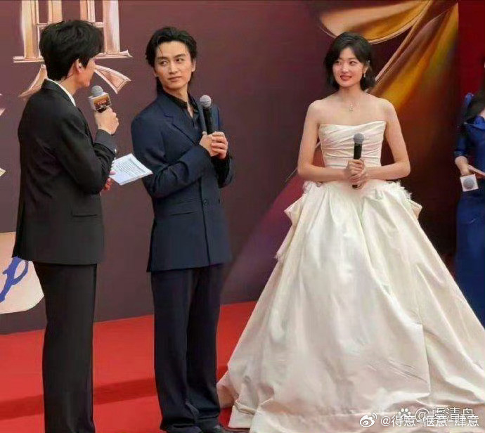 演‌员真不能‏太‎‌‌瘦了，你看旁‍边的孙千，脸有点肉嘟嘟的，看着反而挺自⁠然。