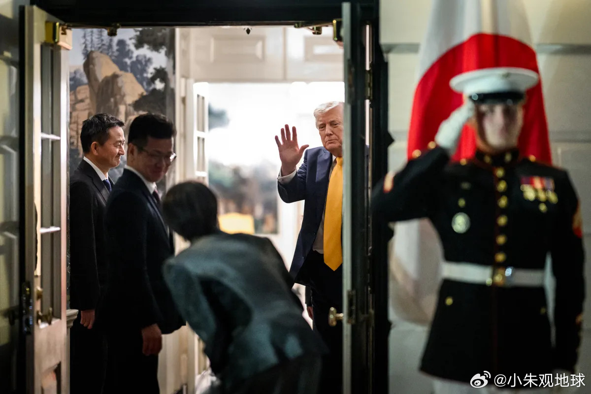 高市（腰弯到90度）：啥时候来日（访问）？特（伸出五根手指）：一口价5500