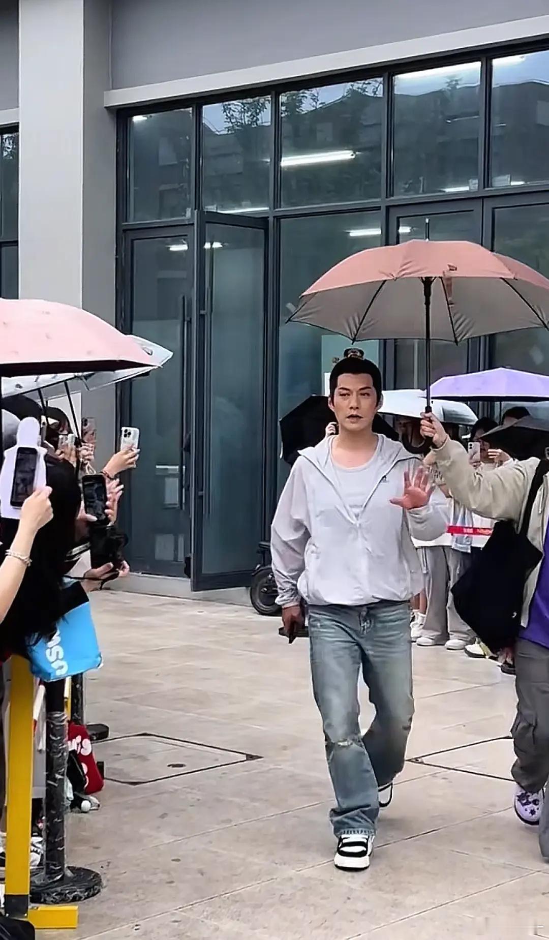 这就是你们吹的沧海遗珠大帅哥吗？​​​