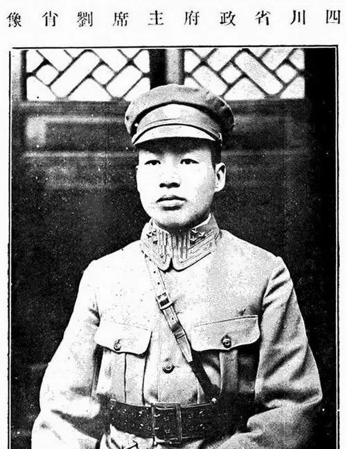 1949年，老蒋仓惶乘飞机逃往台湾，起飞前发下最后一道密令是“炮轰刘文辉公馆。”