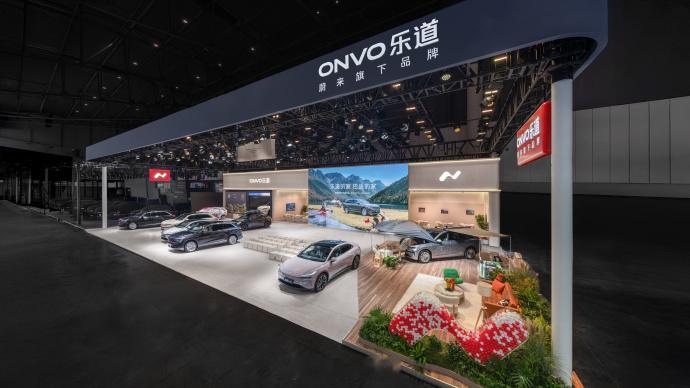 今天乐道L90在成都车展上有两个大动作[墨镜]：1/交出“万台车交付”成绩