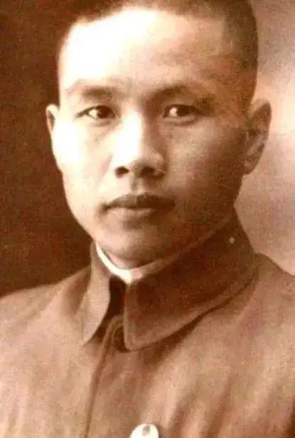1948年，军统少将周镐突然人间蒸发，妻子认为他是远赴台湾，殊不知丈夫早已在19