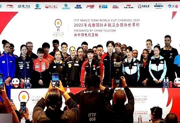 看到这张合照我直接笑出声，这哪是去抽签啊，简直就是过年拍全家福！比起去年那种“