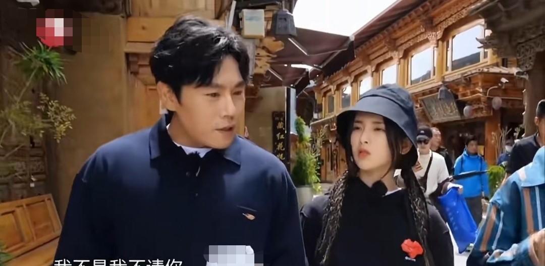 杨超越对秦昊说：“你请我吃个东西吧？”秦昊语重心长的回答道：“妹妹啊，不是妹妹